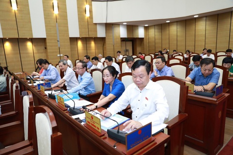 Hà Nội thông qua đề án thành lập quận Đông Anh với 24 phường - Ảnh 1. Các đại biểu bấm nút thông qua tờ trình thành lập quận Đông Anh - Ảnh: HĐND TP