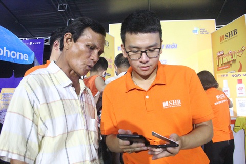 Dân Đà Nẵng nhàn nhờ chuyển đổi số - Ảnh 3. Người dân Đà Nẵng tham gia một sự kiện thanh toán không tiền mặt do báo Tuổi Trẻ tổ chức tại TP Đà Nẵng - Ảnh: TRƯỜNG TRUNG