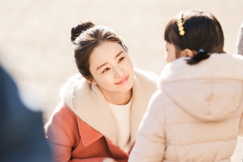 Sự trở lại ấn tượng của Kim Tae Hee trong 'Khu vườn dối trá' - Ảnh 3. Kim Tae Hee lấy nước mắt người xem trong vai diễn người phụ nữ còn vấn vương gia đình dù đã qua đời - Ảnh: Soompi