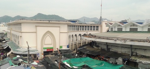 Cần lấy ý kiến chuyên gia, nhà khoa học về việc phá dỡ chợ Đầm tròn Nha Trang - Ảnh 2. Chợ Đầm mới (bên trái, phía sau) thuộc dự án kinh doanh của Công ty CP Sông Đà Nha Trang xây sát phía sau chợ Đầm tròn Nha Trang - Ảnh: PHAN SÔNG NGÂN