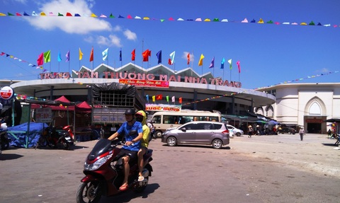 Cần lấy ý kiến chuyên gia, nhà khoa học về việc phá dỡ chợ Đầm tròn Nha Trang - Ảnh 1. Chợ Đầm tròn Nha Trang (Khánh Hòa) khi tiểu thương chưa bị cưỡng chế ngừng kinh doanh để chuyển vào chợ Đầm mới xây dựng ở phía sau - Ảnh: PHAN SÔNG NGÂN
