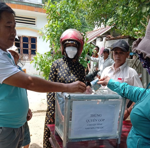 Theo ba mẹ bắt hến, 3 anh em trong một gia đình bị đuối nước tử vong - Ảnh 1. Người dân địa phương lập thùng quyên góp để lo hậu sự cho 3 em nhỏ đuối nước tử vong - Ảnh: M.TRƯỜNG