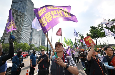 Người dân Hàn Quốc xuống đường ở Seoul ngày 5-7 để phản đối kế hoạch xả nước nhiễm xạ ra biển của Nhật Bản - Ảnh: AFP Người dân Seoul, Hàn Quốc xuống đường phản đối kế hoạch xả nước nhiễm xạ ra biển của Nhật Bản ngày 5-7 - Ảnh: AFP