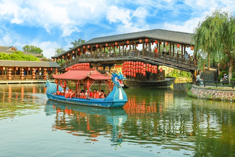 Khám phá Hà Nam, "xuyên không" vào các bộ phim cổ trang nổi tiếng của Trung Quốc - Ảnh 9. Du khách thưởng ngoạn trên sông tại Thanh Minh Thượng Hà Viên