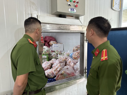 Quán ăn nổi tiếng Đà Lạt sử dụng thực phẩm bẩn - Ảnh 1. Công an kiểm tra kho lạnh của quán ở Đà Lạt, phát hiện nhiều thực phẩm đông lạnh không rõ nguồn gốc - Ảnh: Công an cung cấp