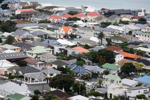 Giá nhà New Zealand trượt dốc, liệu có "phanh" kịp? - Ảnh 1. Nhà ở tại Wellington, New Zealand - Ảnh: MARK COOTE/ BLOOMBERG