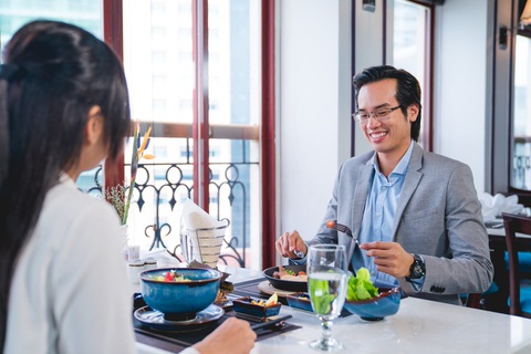 Saigontourist Group khuyến mãi lớn mừng 48 năm thành lập - Ảnh 1. Khách sạn Majestic phục vụ ẩm thực