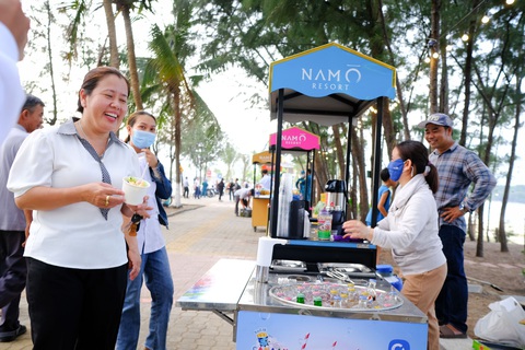 Khởi động lại dự án khu du lịch sinh thái Nam Ô - Ảnh 4. Người dân làng Nam Ô kinh doanh tại phố ẩm thực do chủ đầu tư dự án tổ chức - Ảnh: TẤN LỰC
