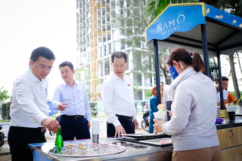 Khởi động lại dự án khu du lịch sinh thái Nam Ô - Ảnh 2. Lãnh đạo TP Đà Nẵng kiểm tra tình hình hoạt động phố ẩm thực Nam Ô - Ảnh: TẤN LỰC