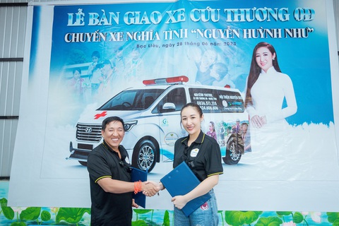 TikToker Huỳnh Như bàn giao xe cho Hội thiện nguyện BDS - Ảnh: NVCC TikToker Huỳnh Như bàn giao xe cho hội thiện nguyện BDS - Ảnh: NVCC