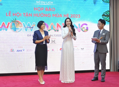 Hoa hậu Ban Mai nổi bật trong vai trò đại sứ - Ảnh 3. Hoa hậu Ban Mai trả lời MC và báo giới về vai trò của mình tại lễ hội