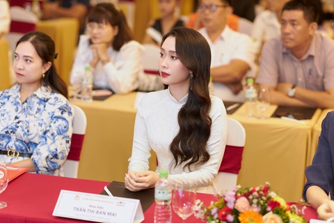 Hoa hậu Ban Mai nổi bật trong vai trò đại sứ - Ảnh 4. Hoa hậu Ban Mai tham dự họp báo Lễ hội tận hưởng mùa hè Đà Nẵng 2023 - Wow Đà Nẵng do Sở Du lịch Đà Nẵng tổ chức