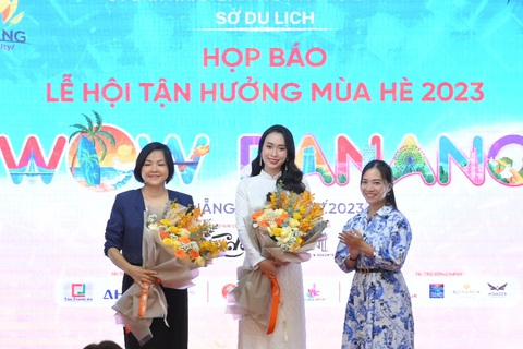 Hoa hậu Ban Mai nổi bật trong vai trò đại sứ - Ảnh 1. Hoa hậu Ban Mai nền nã nhận hoa làm đại sứ Lễ hội tận hưởng mùa hè Đà Nẵng 2023 - Wow Đà Nẵng hôm 4-7