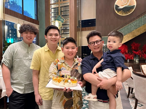 Trizzie Phương Trinh công khai nói về 'người ấy' của Bằng Kiều - Ảnh 1. Bằng Kiều và bốn con trai hội ngộ