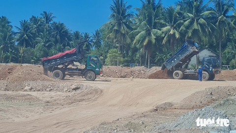 Các xe ben chở đất khai thác trái phép đến san lấp dự án khu tái định cư phục vụ cao tốc Bắc Nam trên địa bàn phường Hoài Hảo, thị xã Hoài Nhơn - Ảnh: LÂM THIÊN Xe ben chở đất khai thác trái phép đến san lấp dự án khu tái định cư phục vụ cao tốc Bắc - Nam trên địa bàn phường Hoài Hảo, thị xã Hoài Nhơn - Ảnh: LÂM THIÊN