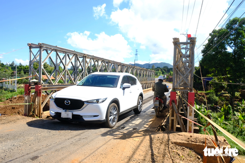 "Không thể để tháo cầu trên quốc lộ 19 để gây ra tắc nghẽn" - Ảnh 1. Cầu tạm qua điểm thi công cầu Linh Nham (xã K'Dang, huyện Đak Đoa, tỉnh Gia Lai) trên quốc lộ 19 - Ảnh: ĐÌNH CƯƠNG