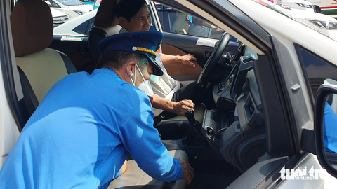 Thanh tra giao thông kiểm tra taxi khu vực sân bay Tân Sơn Nhất - Ảnh 4. Thanh tra Sở Giao thông vận tải TP.HCM kiểm tra bên trong taxi tại khu vực bãi đậu tạm - Ảnh: MINH HÒA