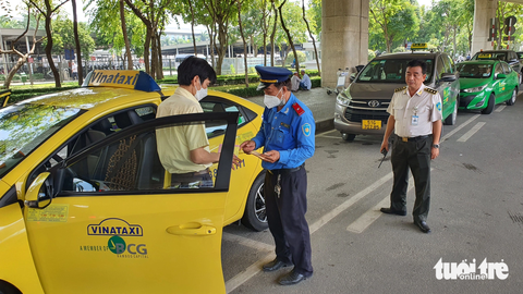 Thanh tra giao thông kiểm tra taxi khu vực sân bay Tân Sơn Nhất - Ảnh 5. Đa số các tài xế taxi chấp hành tốt quy định - Ảnh: MINH HÒA