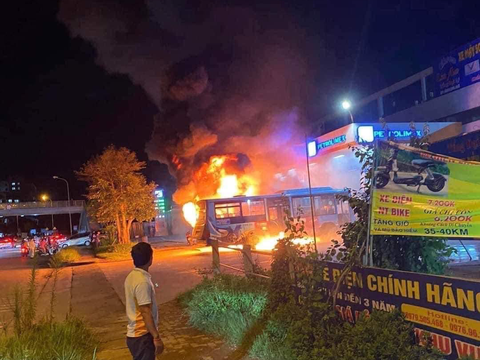 Vụ xe buýt bốc cháy dữ dội trong đêm: Không phải do xe va vào cây xăng - Ảnh 1. Hiện trường vụ cháy