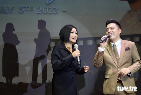 Phương Thanh đến chúc mừng Lam Trường ra nhạc mới - Ảnh: HỮU HẠNH Phương Thanh đến chúc mừng Lam Trường ra nhạc mới - Ảnh: HỮU HẠNH