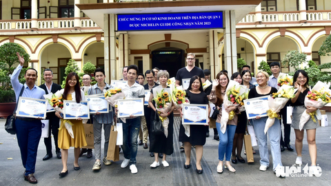 29 cơ sở kinh doanh dịch vụ ăn uống ở quận 1, TP.HCM (được Michelin guide vinh danh) chụp ảnh lưu niệm trước trụ sở UBND quận 1 ngày 5-7 - Ảnh: T.T.D. Đại diện 29 nhà hàng, quán ăn ở quận 1, TP.HCM (được Michelin Guide vinh danh) chụp ảnh lưu niệm trước trụ sở UBND quận 1 ngày 5-7 - Ảnh: T.T.D.