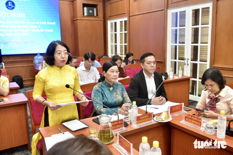 Bà Mai Thị Hồng Hoa - phó chủ tịch UBND quận 1 giải đáp thắc mắc của các cơ sở kinh doanh - Ảnh: T.T.D. Bà Mai Thị Hồng Hoa - phó chủ tịch UBND quận 1 - giải đáp thắc mắc của đại diện các nhà hàng, quán ăn - Ảnh: T.T.D.