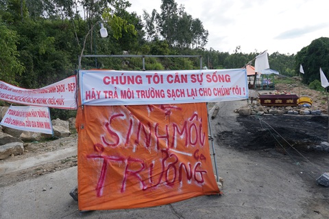 Bị kiện, UBND tỉnh Quảng Ngãi từ chối hòa giải với công ty kiện mình - Ảnh 1. Năm 2019, người dân phường Phổ Thạnh, thị xã Đức Phổ chặn lối đi vào nhà máy xử lý rác thải MD, vụ việc gây mất an ninh trật tự tại địa phương - Ảnh: TRẦN MAI