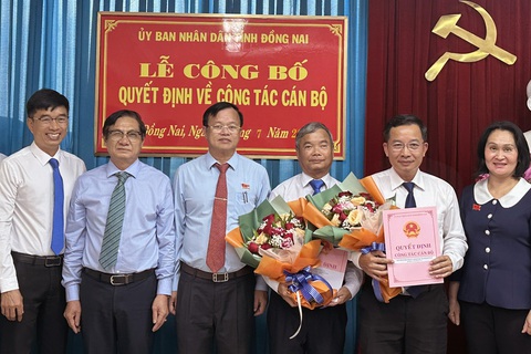 Bổ nhiệm ông Lê Quang Trung làm giám đốc Sở Y tế Đồng Nai - Ảnh 1. Ông Lê Quang Trung (thứ hai từ phải sang) nhận quyết định bổ nhiệm làm giám đốc Sở Y tế Đồng Nai - Ảnh: THANH TÚ