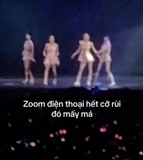 Cư dân mạng sốc với chiếc view 'đu idol' giá rẻ - Ảnh 4. Thậm chí, khi zoom điện thoại hết cỡ thì bốn cô gái trên sân khấu vẫn... mờ mờ ảo ảo.