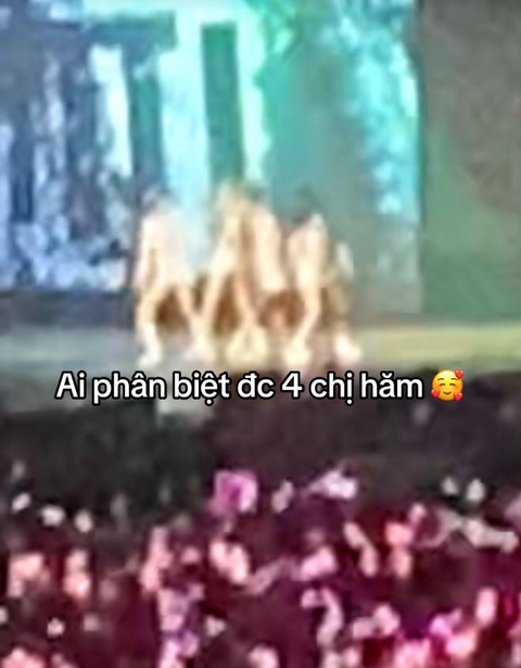 Cư dân mạng sốc với chiếc view 'đu idol' giá rẻ - Ảnh 3. Dù đã được bố trí màn hình "siêu to khổng lồ" song rất khó để có thể thấy rõ được nhân dạng của các thành viên nhóm Hắc Hường.
