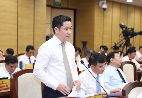 Phụ huynh vật vạ, xếp hàng qua đêm giành suất học cho con, lãnh đạo Sở nói 'không thiếu chỗ học' - Ảnh 4. Giám đốc Sở Tài nguyên và Môi trường Hà Nội Nguyễn Huy Cường - Ảnh: HĐND TP