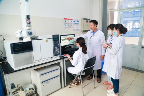 Trường đại học Công Thương TP.HCM tăng mạnh chỉ tiêu tuyển sinh - Ảnh 2. Sinh viên ngành công nghệ thực phẩm đang thực hành tại phòng thí nghiệm của trường