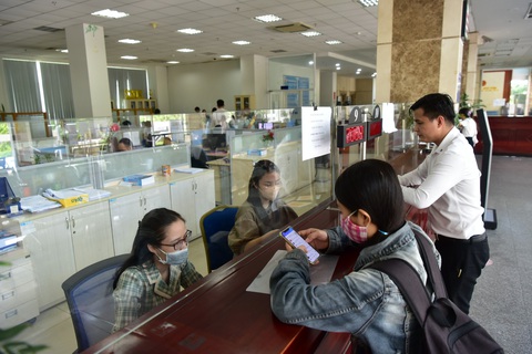 Doanh nghiệp và người dân đến làm thủ tục tại cơ quan thuế - Ảnh : T.T.D Doanh nghiệp và người dân đến làm thủ tục tại cơ quan thuế - Ảnh : T.T.D