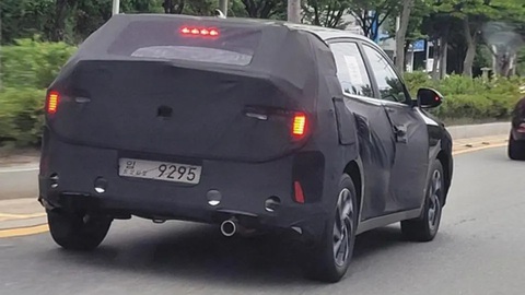 Mẫu SUV kì lạ mới toanh từ Kia gợi mở khả năng Cerato được nâng gầm - Ảnh 2. Đuôi xe xuất hiện ống xả lớn, cũng từ góc nhìn này ta có thể quan sát gầm xe cao - Ảnh: WoopaTV