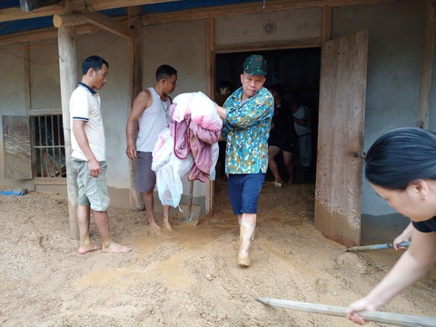 Mưa to gây sạt lở đất đá tại Hà Giang, hai vợ chồng tử vong - Ảnh 6. Người dân ở huyện Hoàng Su Phì dọn dẹp sau mưa lũ - Ảnh: C.NHÂN