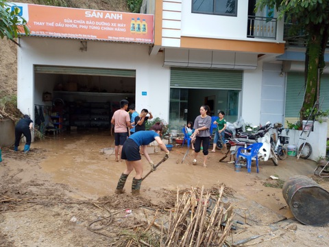 Mưa to gây sạt lở đất đá tại Hà Giang, hai vợ chồng tử vong - Ảnh 1. Mưa lũ cuốn theo đất đá tràn vào nhà dân ở Hoàng Su Phì - Ảnh: C.NHÂN