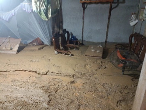 Mưa to gây sạt lở đất đá tại Hà Giang, hai vợ chồng tử vong - Ảnh 3. Đất đá ngập trong nhà dân - Ảnh: C.NHÂN