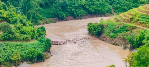 Mưa to gây sạt lở đất đá tại Hà Giang, hai vợ chồng tử vong - Ảnh 4. Cầu treo bắc qua sông Chảy đoạn qua xã Pờ Ly Ngài bị hư hỏng nặng - Ảnh: Truyền thông Hoàng Su Phì