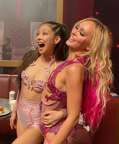 Hình ảnh thiếu vải của Lily-Rose Depp và Jennie trong 'The Idol' gây tranh cãi - Ảnh 1. Bức ảnh Jennie (BlackPink) chụp cùng Lily-Rose Depp "thiếu vải" đến tức mắt