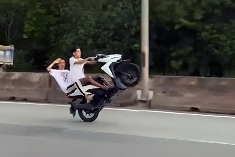 Triệu tập 4 thanh niên đi xe máy ‘làm xiếc’ trên quốc lộ 51 - Ảnh 1. Hai thanh thiếu niên làm xiếc, bốc đầu xe trên quốc lộ 51 - Ảnh: AN BÌNH