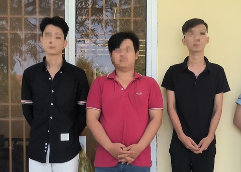 Khởi tố 7 bị can vụ cô gái 18 tuổi nợ quán massage 9 triệu bị mua đi bán lại nhiều lần - Ảnh 1. Trứ, Hoàng, Đạt lúc bị bắt - Ảnh: P.T.T.