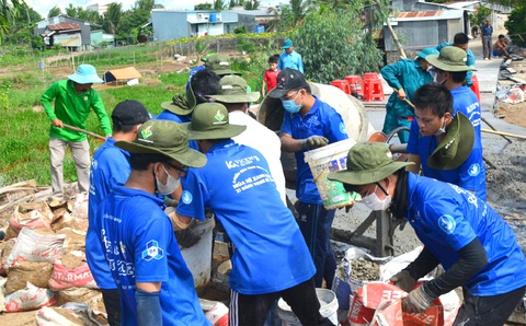 Chiến sĩ Mùa hè xanh Bách khoa cùng bà con làm đường bê tông bờ tây kênh Phước Xuyên tại xã Tân Phước, huyện Tân Hồng (Đồng Tháp) - Ảnh: ĐẶNG TUYẾT Chiến sĩ Mùa hè xanh Bách khoa cùng bà con làm đường bê tông bờ tây kênh Phước Xuyên tại xã Tân Phước, huyện Tân Hồng (Đồng Tháp) - Ảnh: ĐẶNG TUYẾT