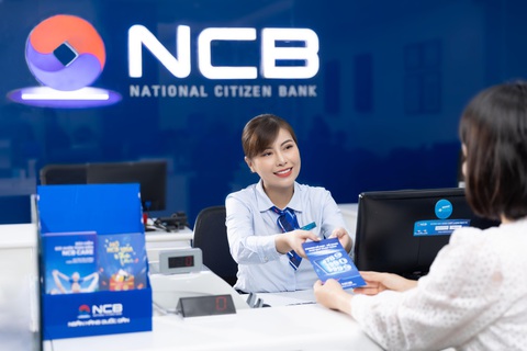 NCB mang đến trải nghiệm chất lượng cao cho khách hàng - Ảnh 1. Khách hàng của NCB có thể dễ dàng giao dịch và quản lý tài chính mọi lúc mọi nơi thông qua ứng dụng NCB iziMobile.