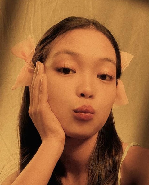 Nữ TikToker giống Jennie (BLACKPINK) đến 99% - Ảnh 2. Rowena thỉnh thoảng "hóa thân" thành Jennie.