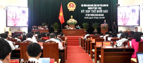 Quang cảnh kỳ họp thứ 16 HĐND tỉnh Phú Yên. Tại kỳ họp này, chủ tịch Ủy ban Mặt trận Tổ quốc VN tỉnh Phú Yên cho rằng có tình trạng ngân hàng buộc người vay vốn phải mua bảo hiểm khoản vay - Ảnh: DUY THANH Kỳ họp thứ 16 HĐND tỉnh Phú Yên - Ảnh: DUY THANH
