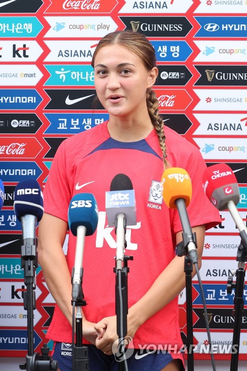 Hàn Quốc đưa tiền đạo Hàn kiều 16 tuổi dự World Cup nữ 2023 - Ảnh 3. Casey Phair trả lời phỏng vấn báo chí trong thời gian tập luyện cùng tuyển Hàn Quốc chuẩn bị cho World Cup nữ 2023 - Ảnh: YONHAP