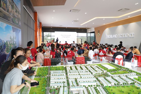 Thị trường đất nền Bình Dương giao dịch trở lại - Ảnh 1. Đông đảo khách hàng nhà đầu tư lẫn người có nhu cầu ở thực quan tâm dự án Richland Residence