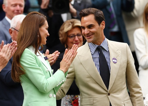 Roger Federer được nhận vinh dự đặc biệt tại Wimbledon - Ảnh 7. Sau đó, cựu tay vợt người Thụy Sĩ tiến đến gặp Công nương Kate Middleton - Ảnh: REUTERS