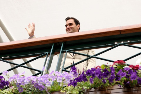 Roger Federer được nhận vinh dự đặc biệt tại Wimbledon - Ảnh 3. Roger Federer xuất hiện tại Centre Court trong ngày thi đấu thứ hai của Wimbledon - Ảnh: GETTY