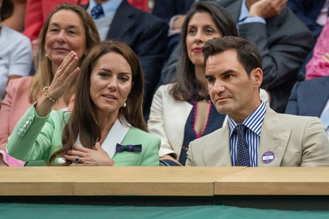 Roger Federer được nhận vinh dự đặc biệt tại Wimbledon - Ảnh 9. Công nương Kate Middleton và Roger Federer là những người bạn thân. Do đó, cả hai thường trò chuyện cùng nhau khi xem các tay vợt thi đấu dưới sân. Khi còn thi đấu, Federer từng 8 lần vô địch Wimbledon - Ảnh: GETTY